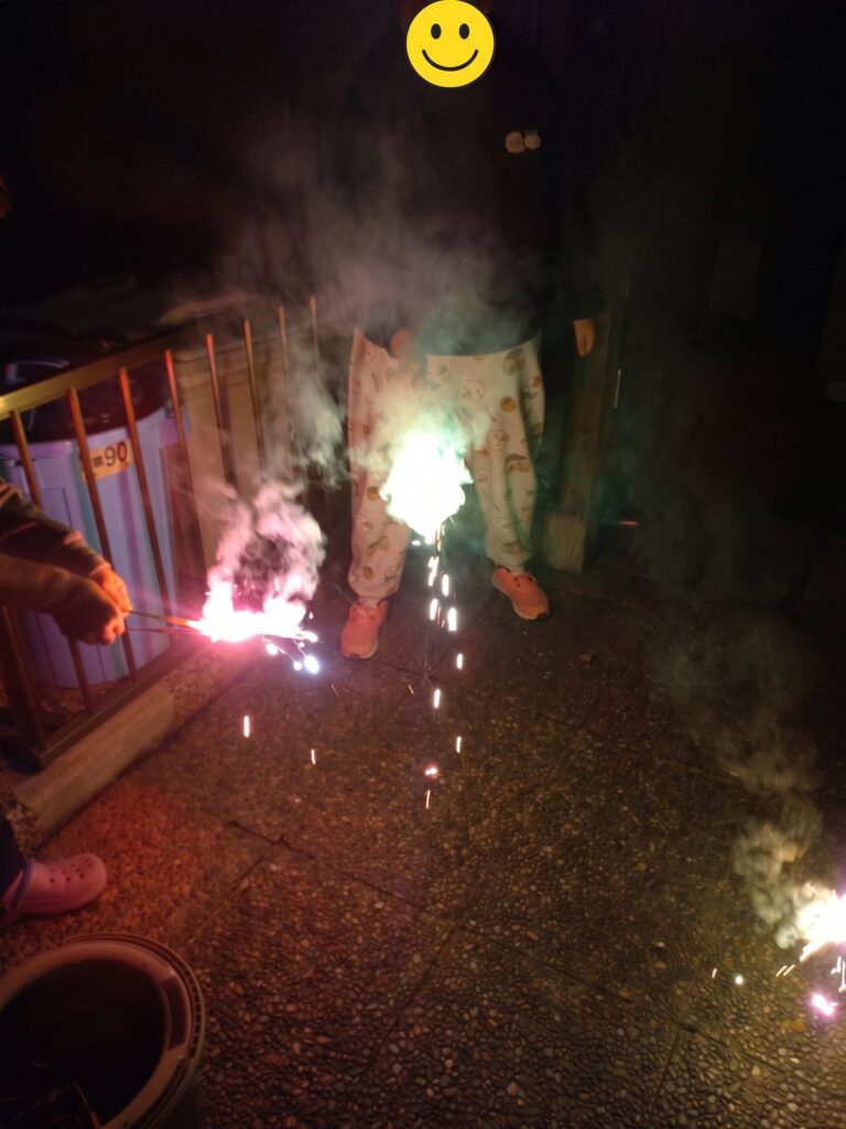 夜の手持ち花火を楽しむ様子 その4
